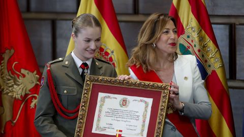 Leonor recibe el título de hija adoptiva de Zaragoza de mano de la alcaldesa de la ciudad, Natalia Chueca