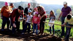 Ni�os y mayores trabajaron de manera conjunta en la plantaci�n del huerto