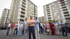 Miembros de la plataforma de afectados por la suspensi�n de la venta de las viviendas militares en Pontevedra, con su portavoz, Chema Fern�ndez, en el centro