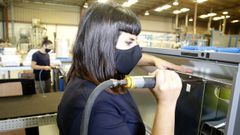 Cada vez m�s mujeres trabajan en la planta de producci�n de la f�brica de acumuladores de Electromec�nicos Viveiro, en Chav�n 