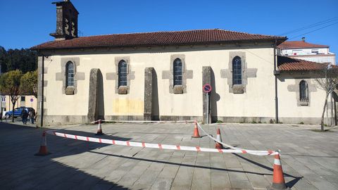 El tramo de acera en mal estado en San L&aacute;zaro, con el precinto que ha puesto el Concello.