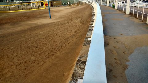Arena acumulada en el paseo de Poniente