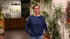 Nieves en su tienda y guarder�a de plantas, en la calle Orz�n