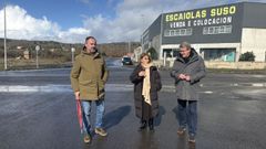 El delegado de la Xunta, Manuel Pardo, con la alcaldesa Cristina Cid, durante su visita al pol�gono industrial de Chorente (Allariz).