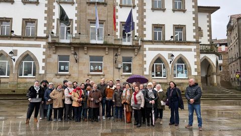 Los alumnos fueron recibidos por la alcaldesa y la t�cnica de Turismo delante de la casa consistorial
