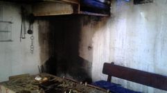 Un aspecto de la cocina incendiada, en una foto tomada con un m�vil por miembros del GES de Monterroso