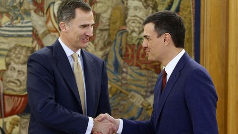 El rey Felipe VI con el actual presidente del Gobierno, Pedro Sánchez, en una imagen del 2016