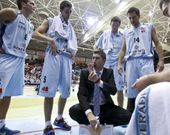 Lisardo G�mez le da instrucciones a sus jugadores durante un tiempo muerto. 