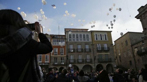 Paz Ourense.Lectura de manifiesto y suelta de globos en la praza Maior de Ourense