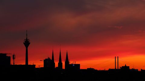 Atardecer en Duseldorf, con la torre de televisin Rheinturm en el horizonte