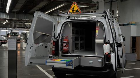 Producci�n de furgonetas personalizadas en la planta de Stellantis en Vigo
