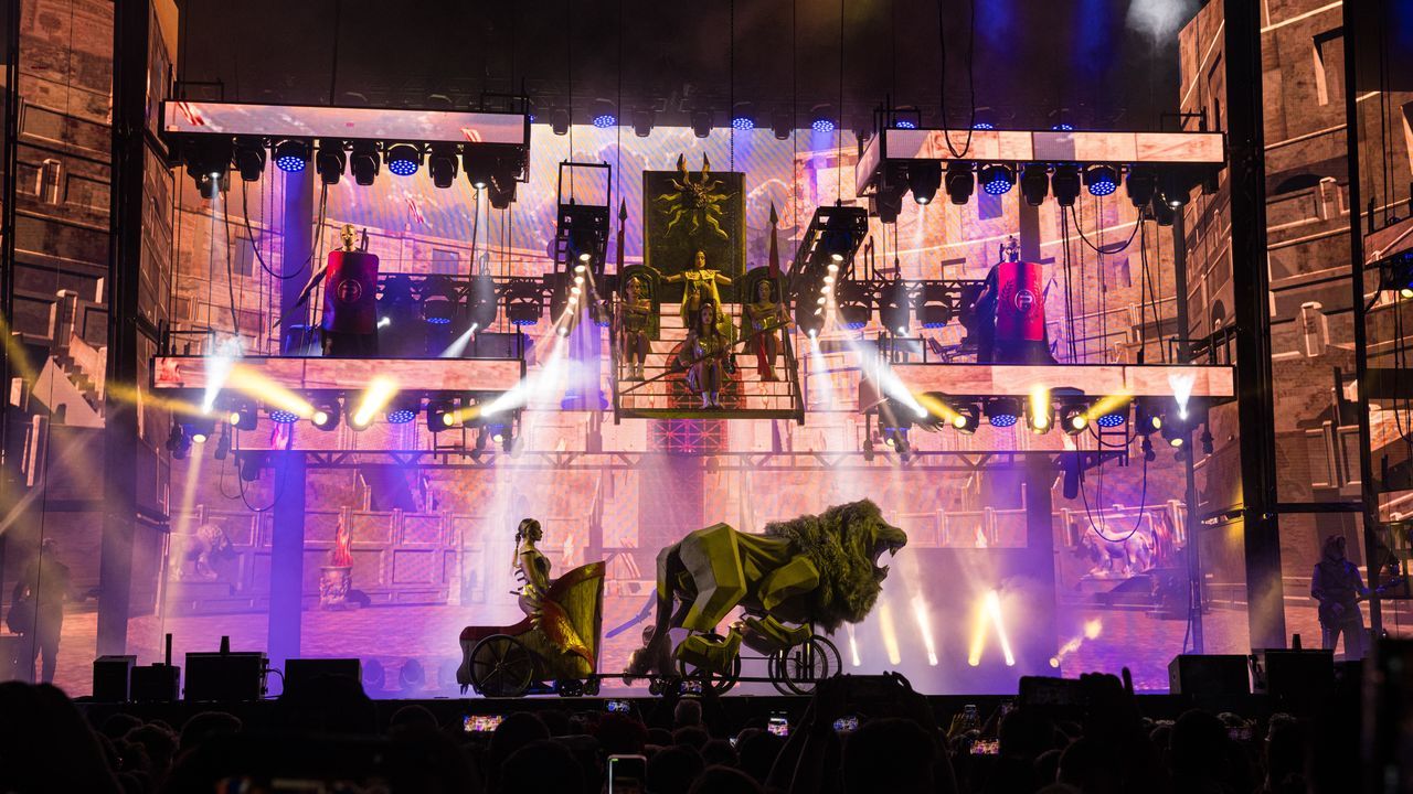 La verbena se pone en modo épico y va del cine musical al Coliseo romano