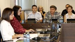 Foto de archivo de un pleno; en primer término, la regidora socialista de Burela y con camisa a cuadros el portavoz municipal del PP