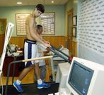 Yusta, realizando las pruebas del �rea cardiol�gica. 