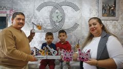 Amaya, David y su familia con algunos de los dise�os que le encargaron para poner en nichos.
