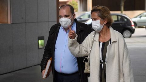 El exalcalde de Cangas del Narcea, Jos� Manuel Mart�nez de IU y su abogada Ana Boto a su llegada a la Secci�n Tercera de la Audiencia Provincial de Oviedo