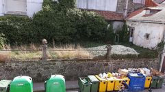 Contendores apilados en la avenida de Monforte, una de las calles principales de Chantada