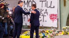 El primer ministro de B�lgica, Alex�nder de Croo, junto a su hom�logo sueco, Ulf Kristersson, en un homenaje a lo dos aficionados asesinados a tiros en Bruselas el pasado lunes.