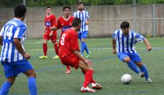 El corcubion�s Al�n se lleva un bal�n ante un rival del Louro. 