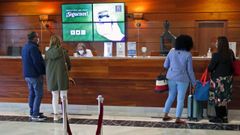 Foto de archivo de turistas en la recepci�n de un hotel de Sanxenxo