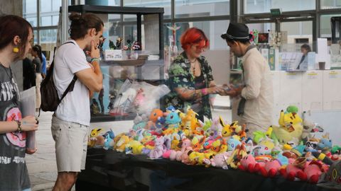 Algunos curiosos observan los peluches expuestos en una de las tiendas