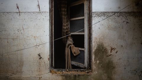 La ventana de una vivienda tras el paso de la dana en Masanasa (Valencia).