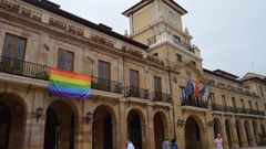 Ayuntamiento de Oviedo con la bandera arco�ris