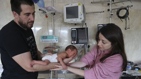 Jess y Luca, con su hijo Artai