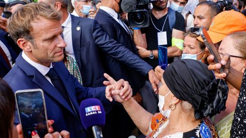 Macron, durante su visita al distrito de Bassens, en Marsella