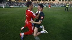 Diego Rivas, que no renovar� con el Racing, y Fernando Pumar, que no cuenta para el nuevo proyecto, abrazados celebrando el ascenso.