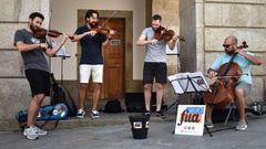 Grupo Fua frente al Teatro Rosala tocando Ennio Morricone
