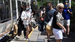 Ciudadanos londinenses usando el transporte p�blico