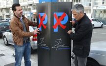 Simb�lica clausura de una m�quina de la ORA por el popular Casti�eira. 
