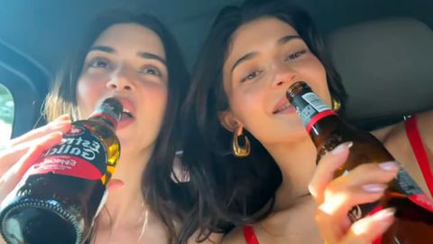 Las hermanas Kendall y Kylie Jenner, brindando durante sus vacaciones en Mallorca