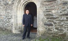 El p�rroco de Pontedeume, en la capilla de A Madanela, donde ofici� su primera misa en Arz�a. 