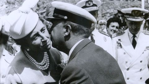 Beso de Francisco Franco a su esposa, Carmen Polo, durante una visita a Galicia.