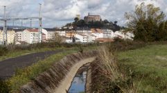 El canal de regad�o, en el tramo que pasa al norte del casco urbano de Monforte. C.C