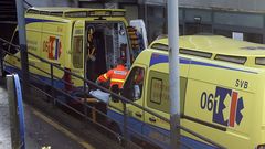 Ambulancias en el acceso de urgencias del hospital Montecelo, en Pontevedra
