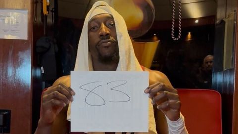 Bam Adebayo, posando despu&eacute;s de anotar 83 puntos ante los Washington Wizards.