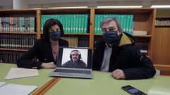 Mar�a Jes�s Casado y Fran Bouso en la biblioteca p�blica de Monforte, con su compa�ero Iago Corral en la pantalla