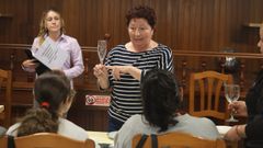 Eva Blanco, con varios de los alumnos del curso b�sico de t�cnicas de servicio de alimentos y bebidas, ayer en la Sociedad Recreativa y Deportiva de Canido
