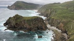 Vista de la costa de Nar�n, con el islote Pena Lopesa en primer plano