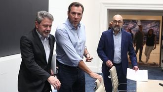 El ministro �scar Puente, en el centro, llegando a la rueda de prensa en el Ministerio de Transportes