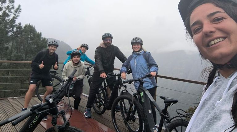 Noelia Rodrguez, con algunos de los primeros clientes de Bikarte, su emprsa de recorridos por la Ribeira Sacra en bicicleta elctrica