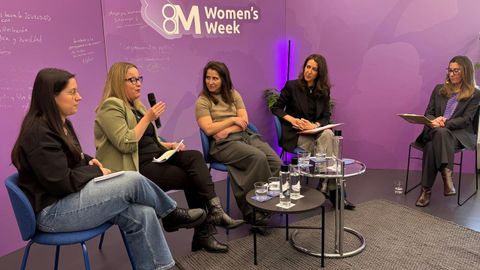 De izquierda a derecha: Luc�a Varela, de Celsa Atlantic; Yovana G�mez, de Reganosa; Esther Zugasti, de Genesal Energy, Iria Iglesia, de Maximino Seoane y Carmen Blanco, directora de Comunicaci�n de Resonac.