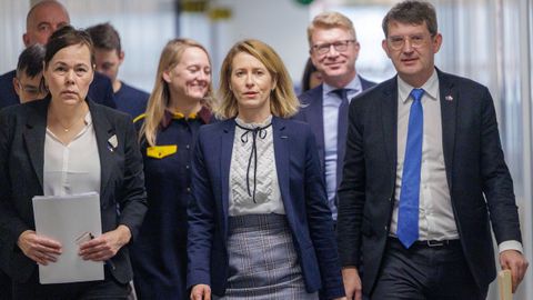 La jefa de la diplomacia europea, Kaja Kallas, flanqueada por la responsable de exteriores de Groenlandia, Vivian Motzfeldt, y el ministro de Defensa de Dinamarca, Roels Lund Poulsen