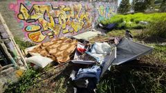 Colchones y restos de un campamento en el parque Adolfo Suarez en San Pedro de Visma.