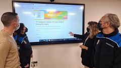 La alcaldesa y el edil de Seguridade Cidad�, con los responsables del equipo municipal de Educaci�n Viaria, en la presentaci�n de la web