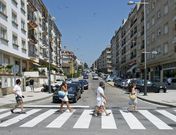 La calle Luis Rocafort es el principal acceso de veh�culos a la playa de Silgar, en Sanxenxo. 