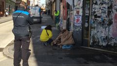 El indigente se neg a levantarse del sitio para facilitar las labores de limpieza de la acera